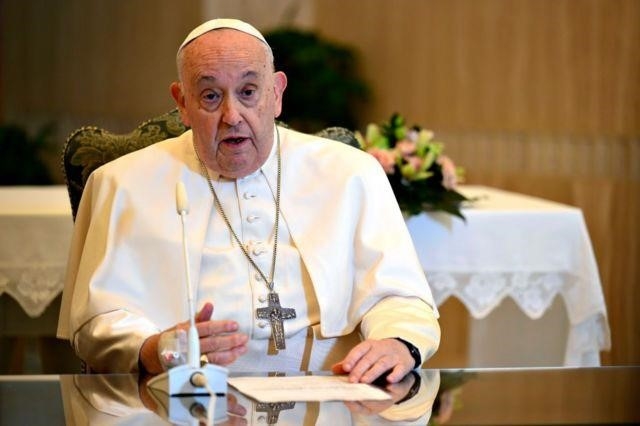 La decisión sin precedentes del papa Francisco de desalojar de su residencia en el Vaticano al cardenal crítico Raymond Burke
