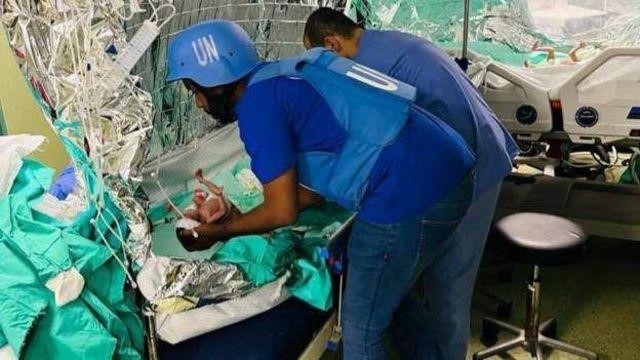 La Media Luna Roja evacúa a los 31 bebés prematuros del hospital de Al-Shifa