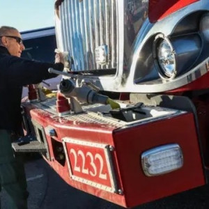 Los bomberos privados que contratan los ricos en Los Ángeles para salvar de los incendios sus propiedades (y las críticas que esto genera)